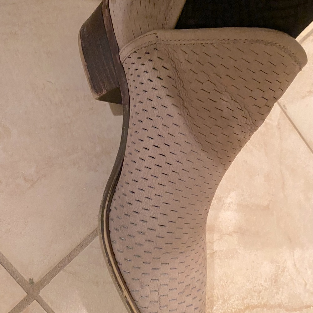 Nubuck Suede booties! Worn finished look. Lucky Brand